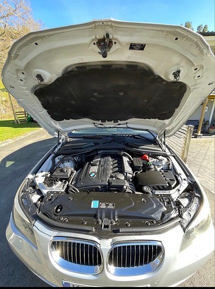 BMW 523i 4 of 5
