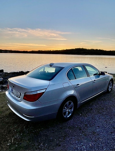 BMW 523i 2 of 5