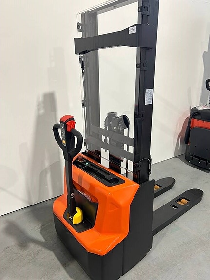 Swedmach SWB130D FFL 2,9m. Ledstaplare stödbenslyft