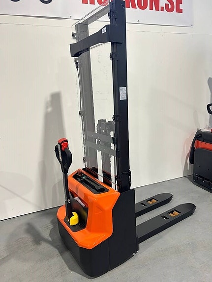 Swedmach SWB130D FFL 3,2m. Ledstaplare stödbenslyft
