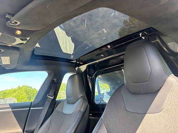 Tesla Model S 22 of 27