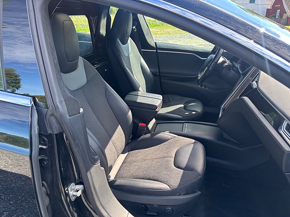 Tesla Model S 21 of 27