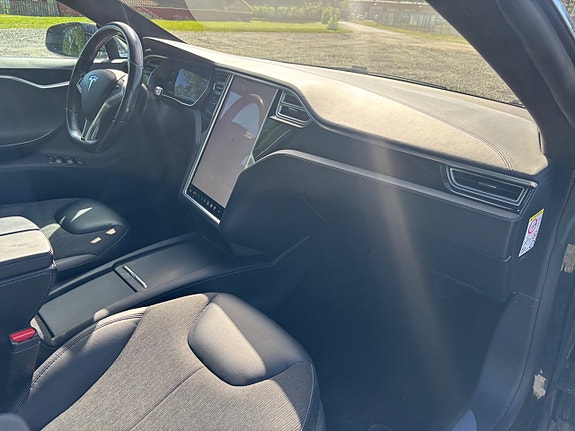 Tesla Model S 20 of 27