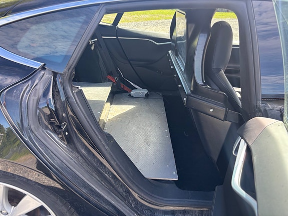 Tesla Model S 11 of 27