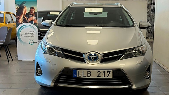 Toyota Auris 2 of 5