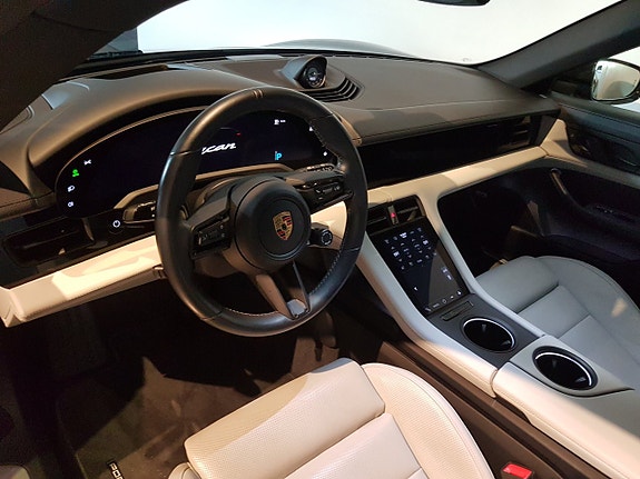 Porsche Taycan Cross Turismo 8 of 12