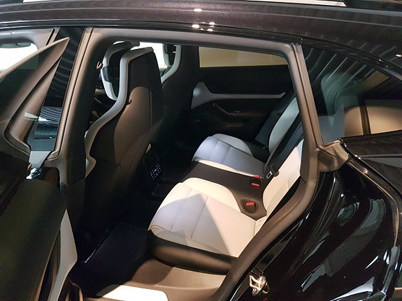 Porsche Taycan Cross Turismo 11 of 12