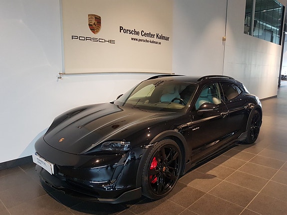 Porsche Taycan Cross Turismo 2 of 5