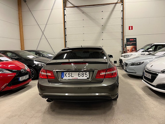 Mercedes-Benz E250 4 of 5