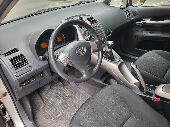 Toyota Auris 2 of 5
