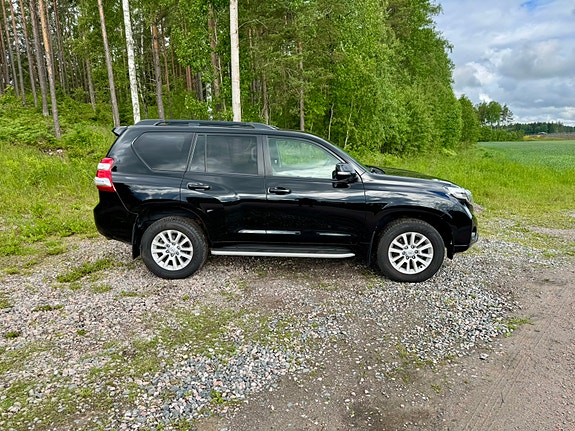 Toyota Land Cruiser 2 of 5