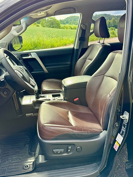 Toyota Land Cruiser 5 of 5