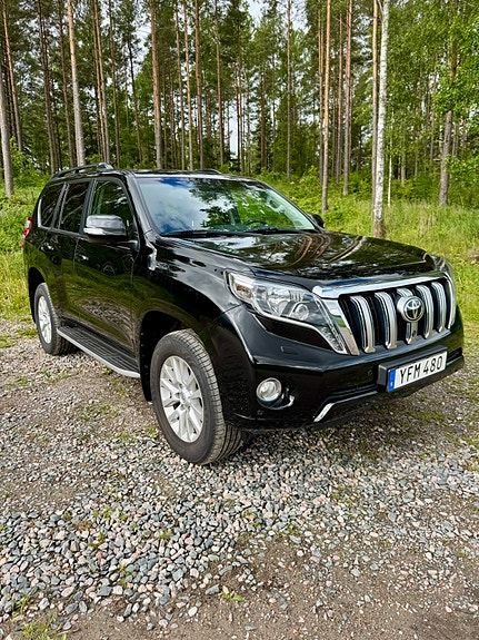 Toyota Land Cruiser 3 of 5