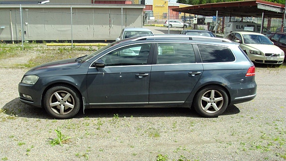 Volkswagen Passat 2 of 5