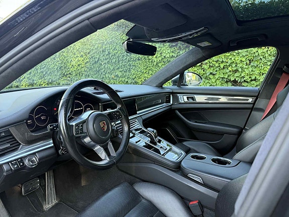 Porsche Panamera 4 5 of 5
