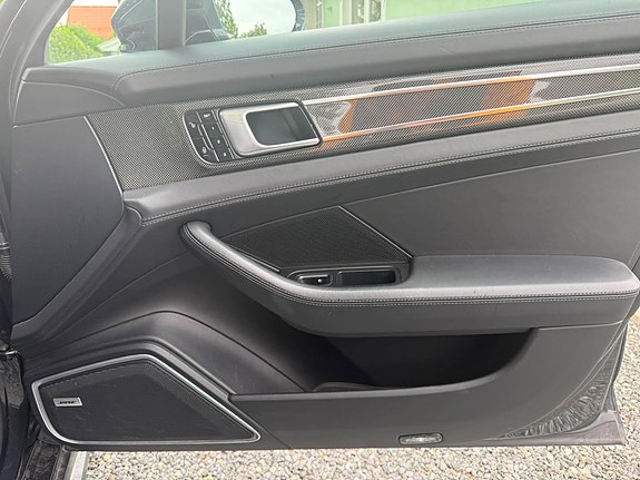 Porsche Panamera 4 8 of 10