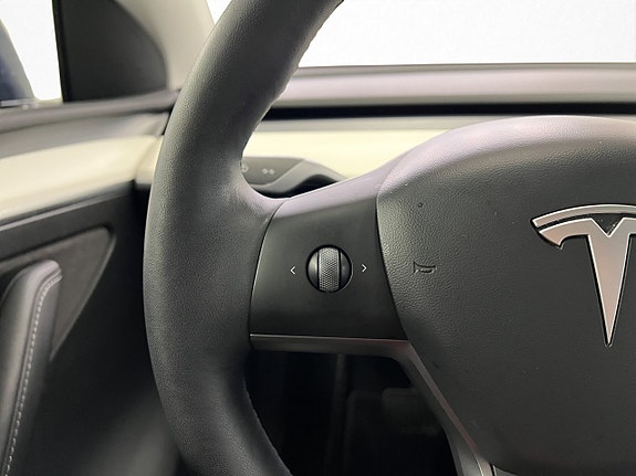 Tesla Model Y 22 of 30