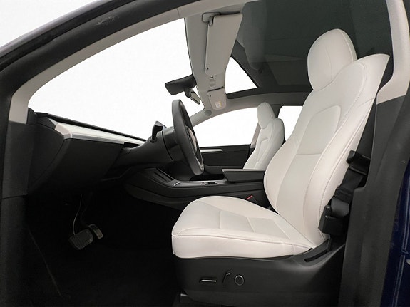 Tesla Model Y 16 of 30