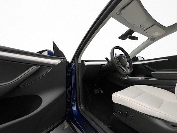 Tesla Model Y 9 of 30
