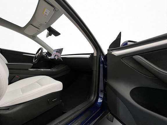Tesla Model Y 15 of 30