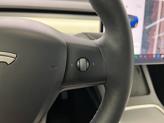 Tesla Model Y 23 of 30