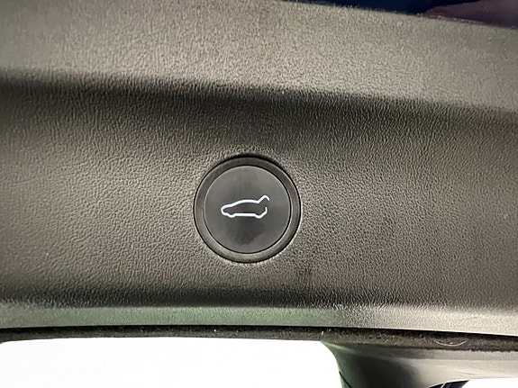 Tesla Model Y 28 of 30