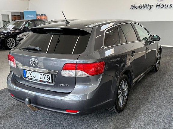 Toyota Avensis 5 of 5