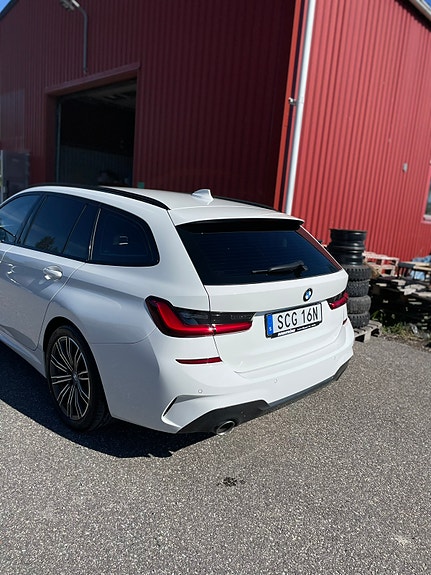 BMW 320d 2 of 4