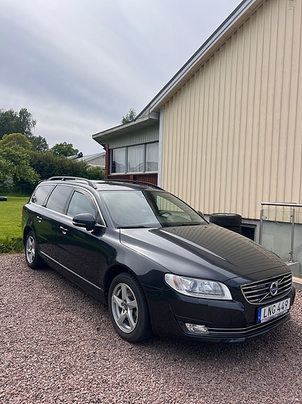 Volvo V70 3 of 5