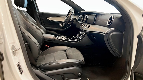 Mercedes-Benz E220 3 of 5