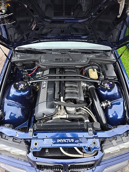 BMW 325i 3 of 5