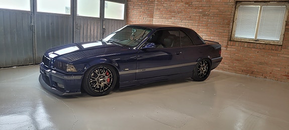 BMW 325i 4 of 5