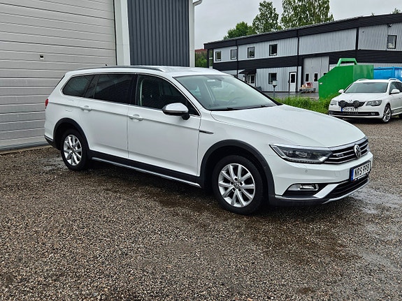 Volkswagen Passat Alltrack 2 of 5