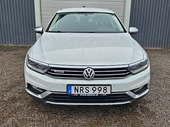 Volkswagen Passat Alltrack 3 of 5