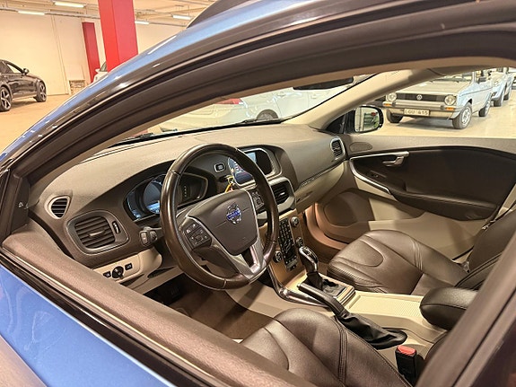 Volvo V40 Cross Country 11 of 13