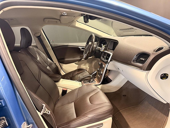 Volvo V40 Cross Country 7 of 13