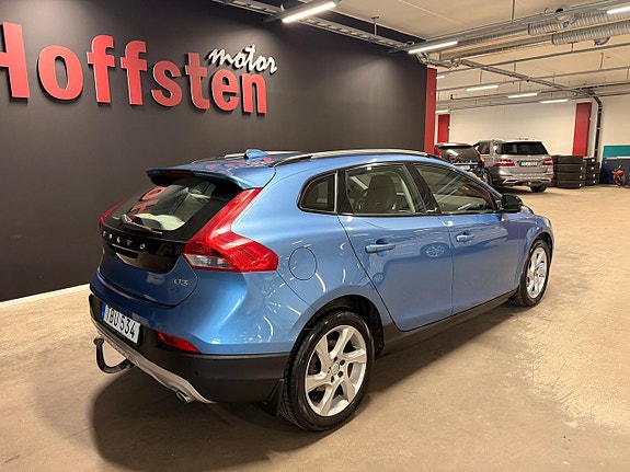 Volvo V40 Cross Country 2 of 5