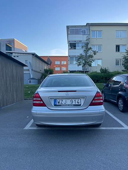 Mercedes-Benz C180 3 of 5