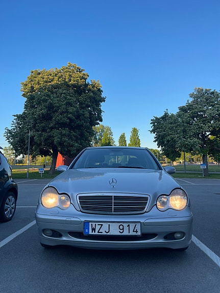 Mercedes-Benz C180 2 of 5
