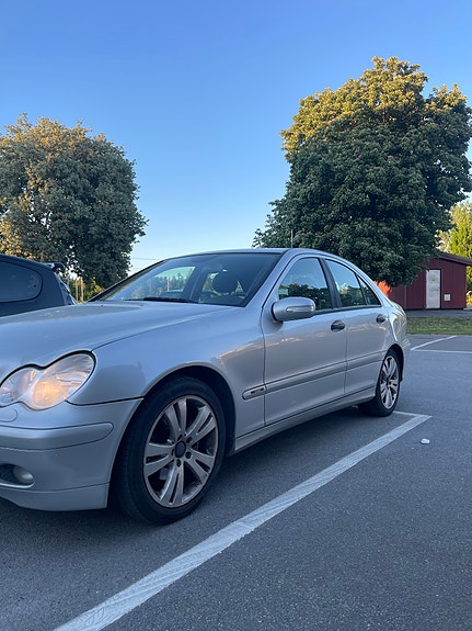 Mercedes-Benz C180 4 of 5