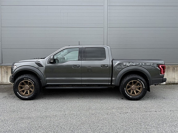 Ford F-150 2 of 5