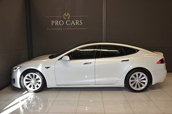 Tesla Model S 4 of 5