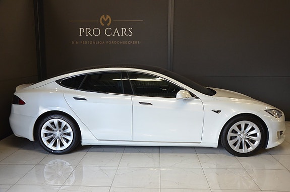 Tesla Model S 3 of 5