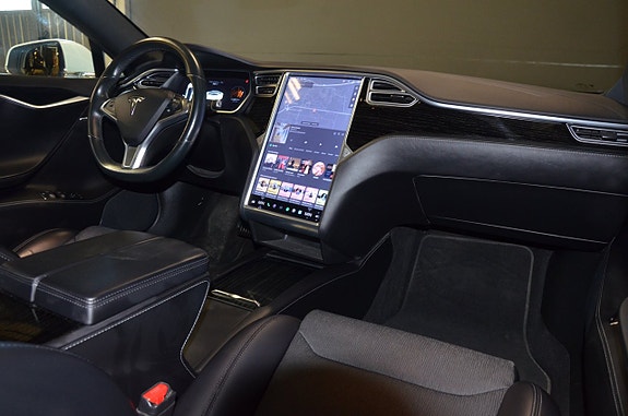 Tesla Model S 11 of 21