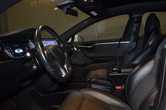 Tesla Model S 18 of 21