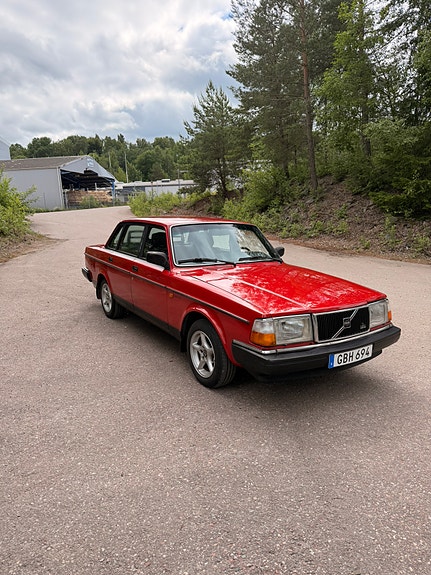 Volvo 240 3 of 5