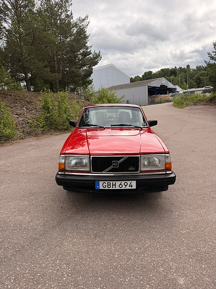 Volvo 240 2 of 5