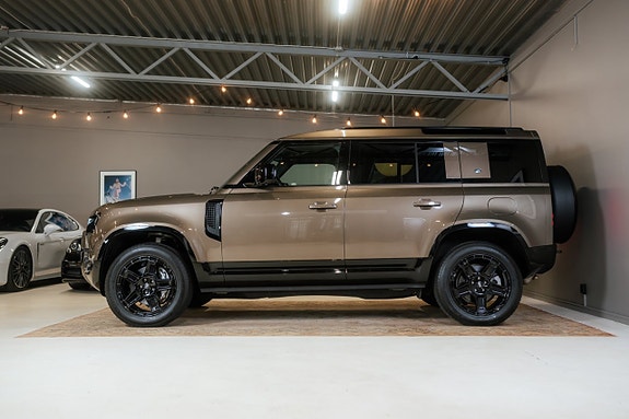 Land Rover Defender 110 2 of 5