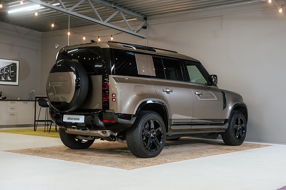 Land Rover Defender 110 5 of 5