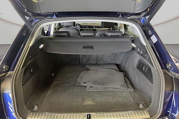 Audi e-tron 8 of 12